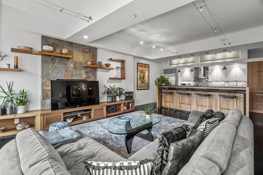 1313 Washington St #605, Boston