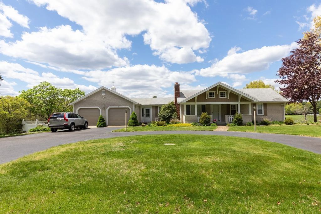 27 Reservoir Ave, Lakeville