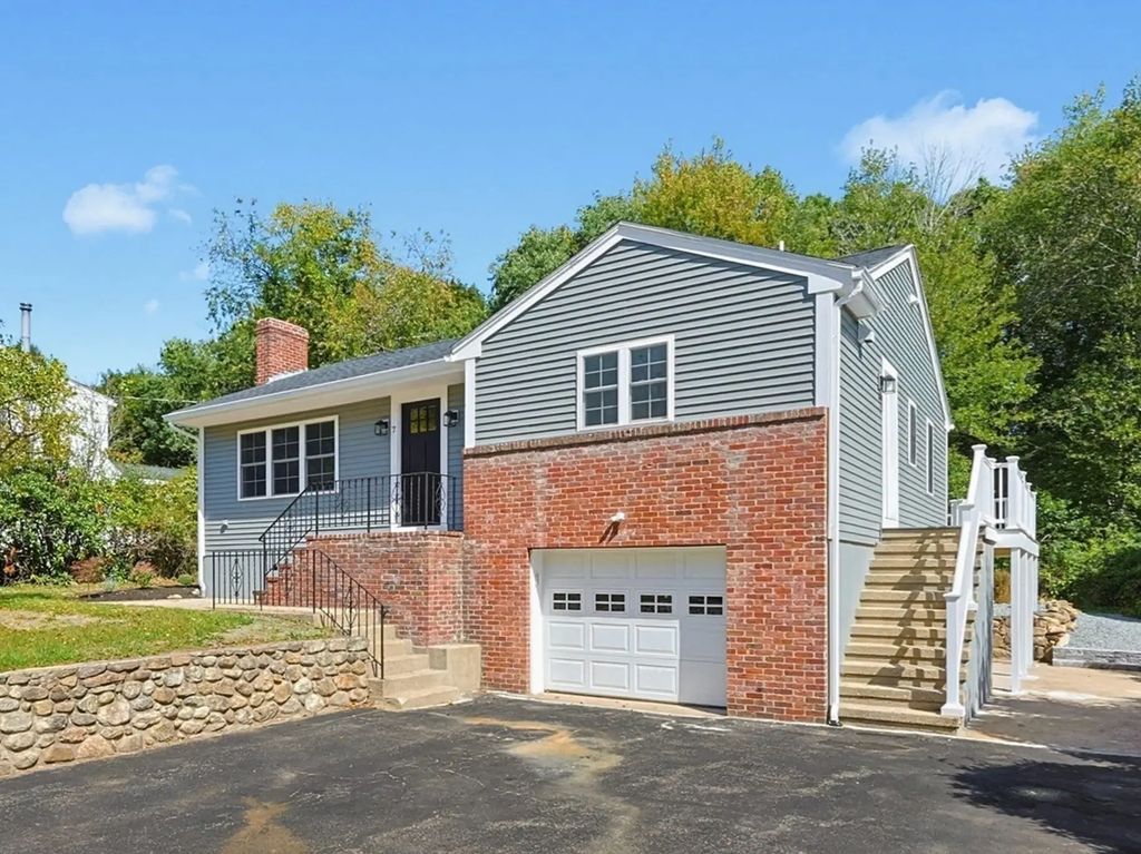 7 Dana Park, Hopedale