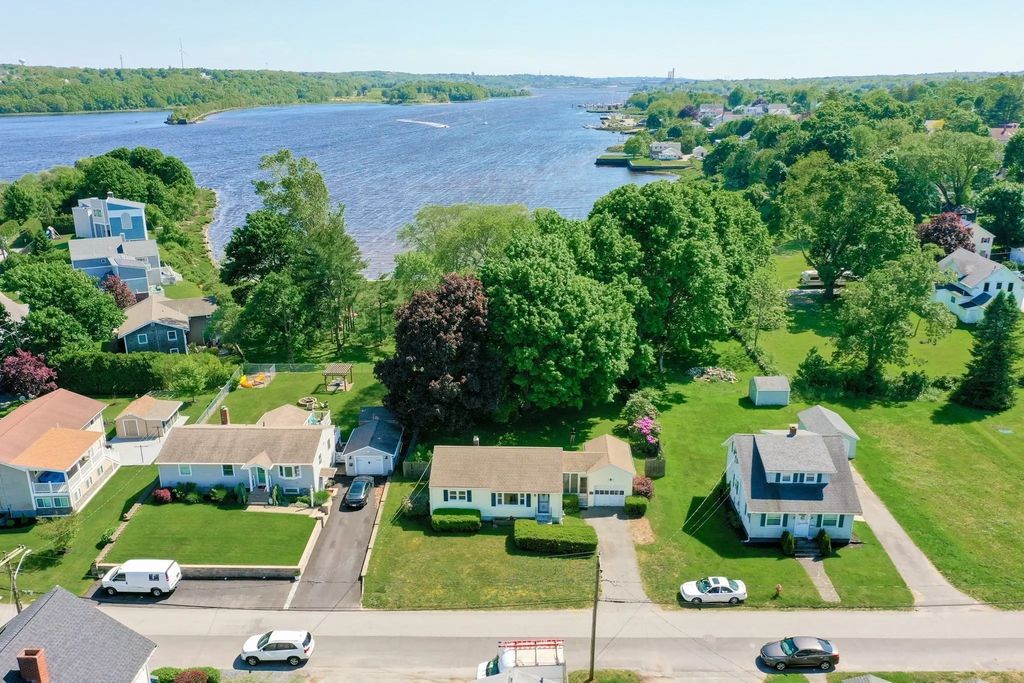 113 Old Colony Avenue, Somerset