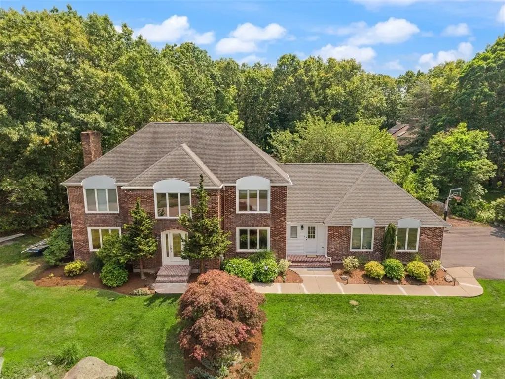 48 Castle Dr, Sharon