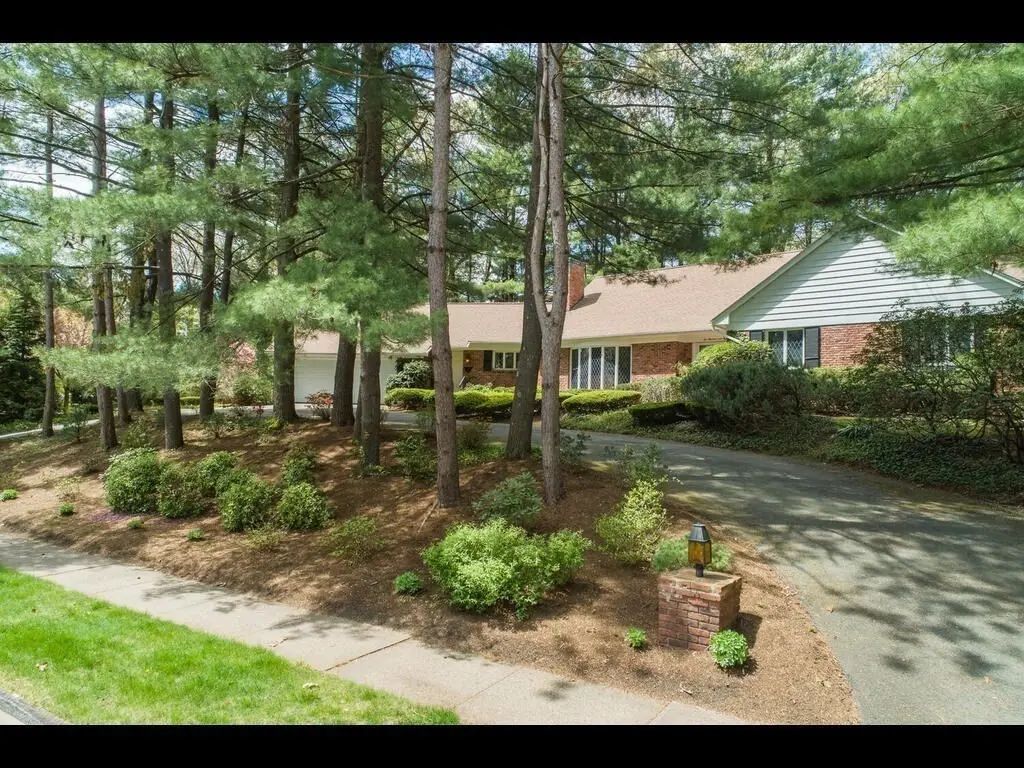 208 Tanglewood Dr, Longmeadow