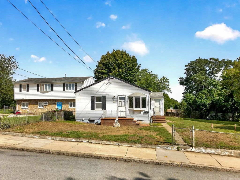458 Buffinton St, Fall River
