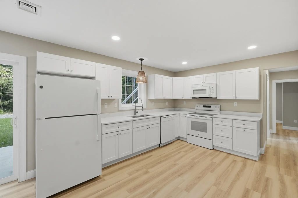 104 Hilltop Dr #a, Southbridge