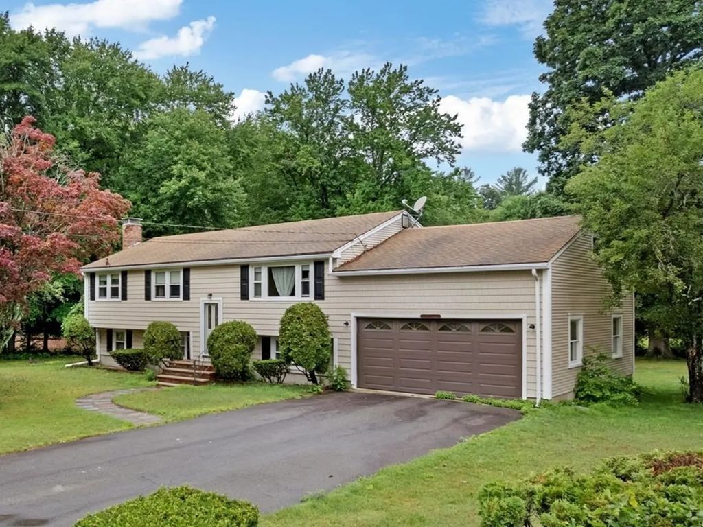 17 Brewster Dr, Bridgewater
