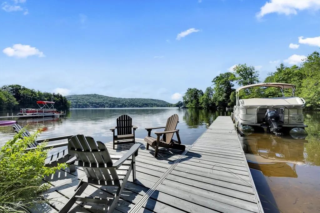 2 Lakeshore Dr, Holland