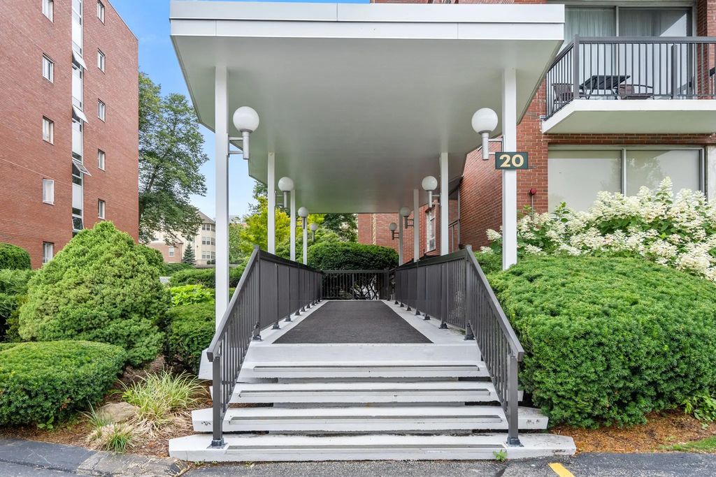 20 Hammond Pond Pkwy #504, Newton