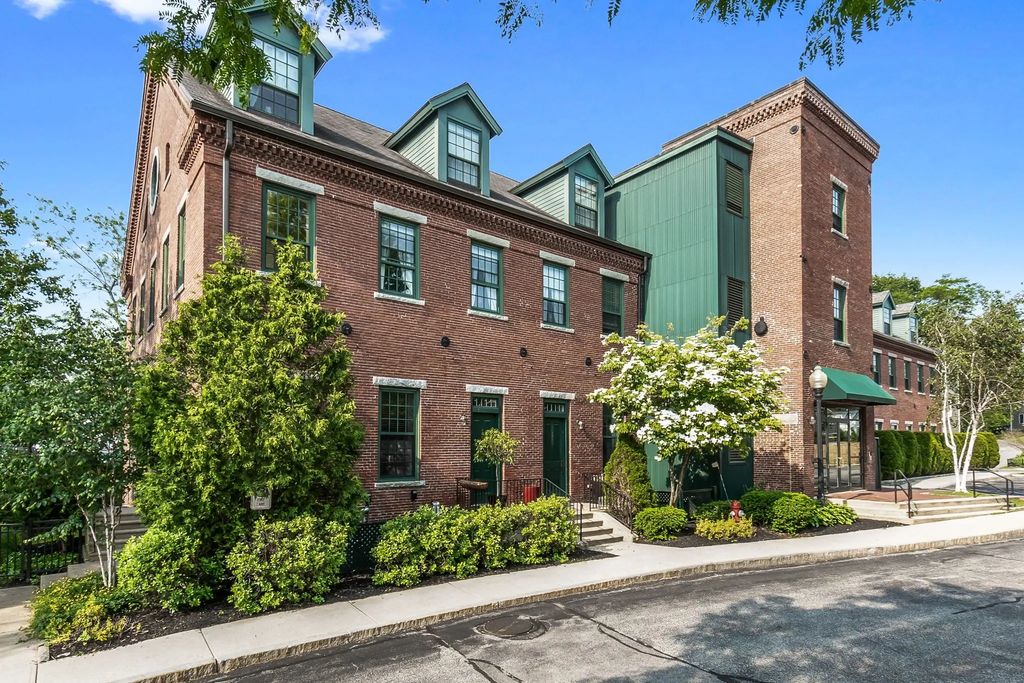 25 Pond St #106, Amesbury