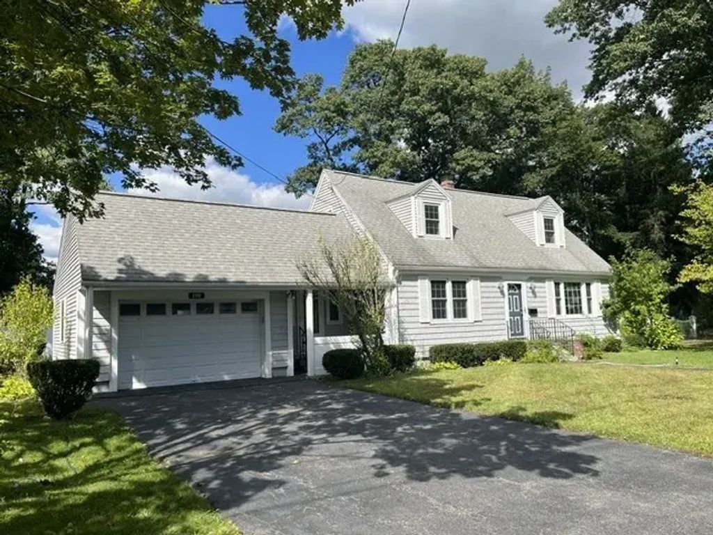 110 Longmeadow Dr, Lowell