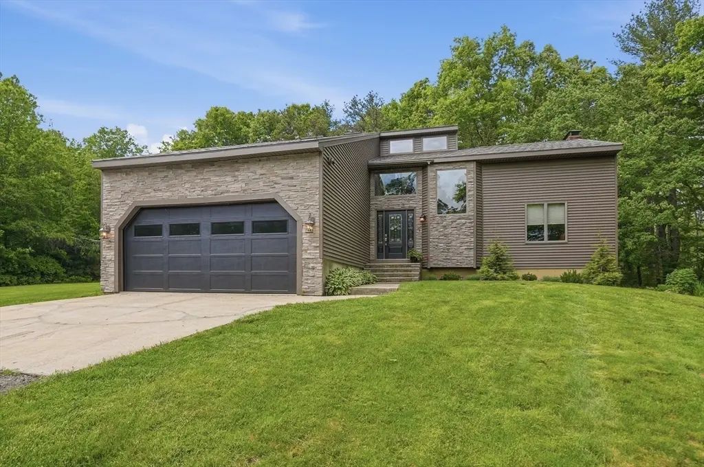 775 East Hill Road, Oakham