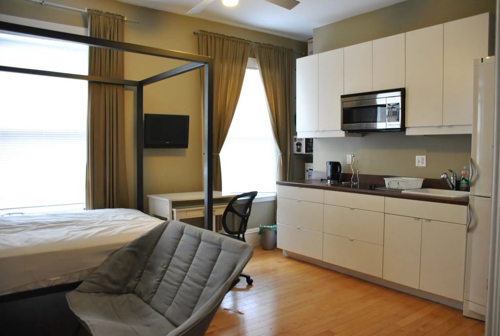 323 Beacon #9, Boston