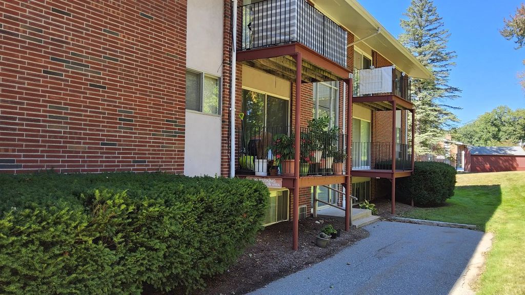 9 Longwood Dr #4, Andover