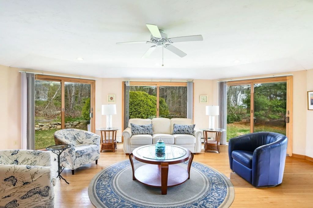 18 Fox Ln, Falmouth