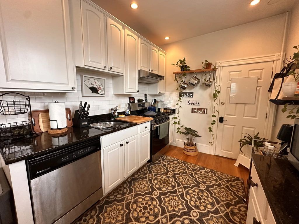 207 Cummins Hwy #1f, Boston