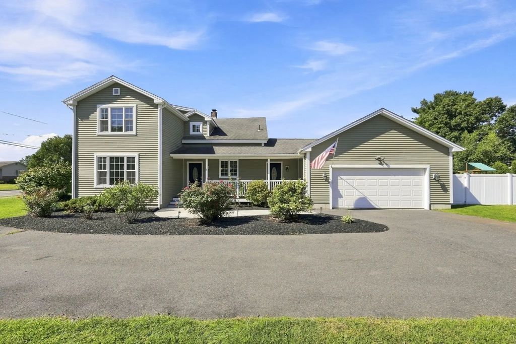 8 Caddyshack Dr, Chicopee