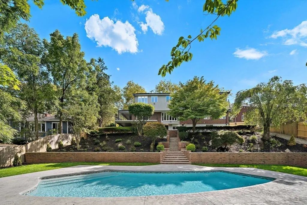 171 Shaw Rd, Brookline