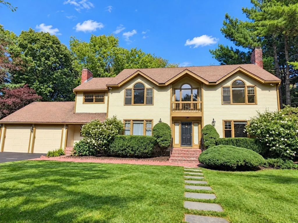 9 Solomon Pierce Rd, Lexington