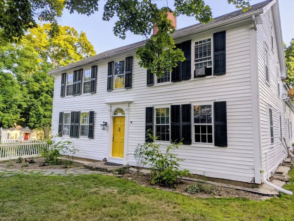 16 Parish Hill Rd, Granby