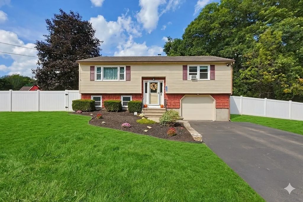 450 Hartford Ave East, Uxbridge