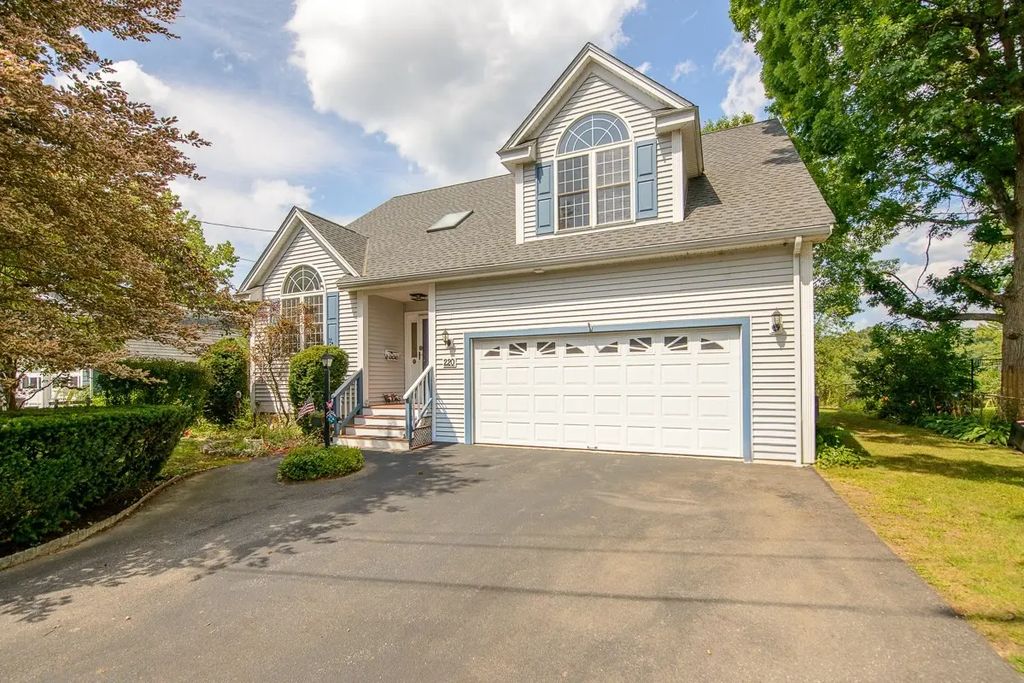 220 River Rd, Lowell