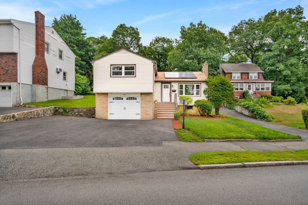 566 Main St, Stoneham