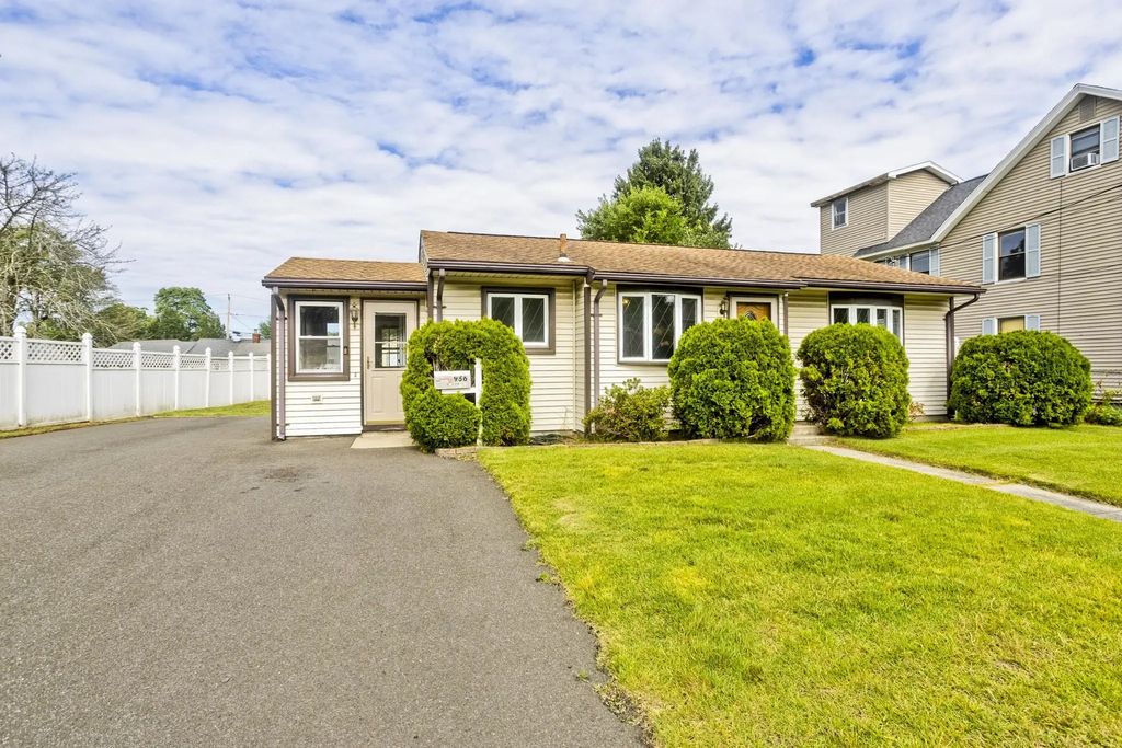 956 Granby Rd, Chicopee