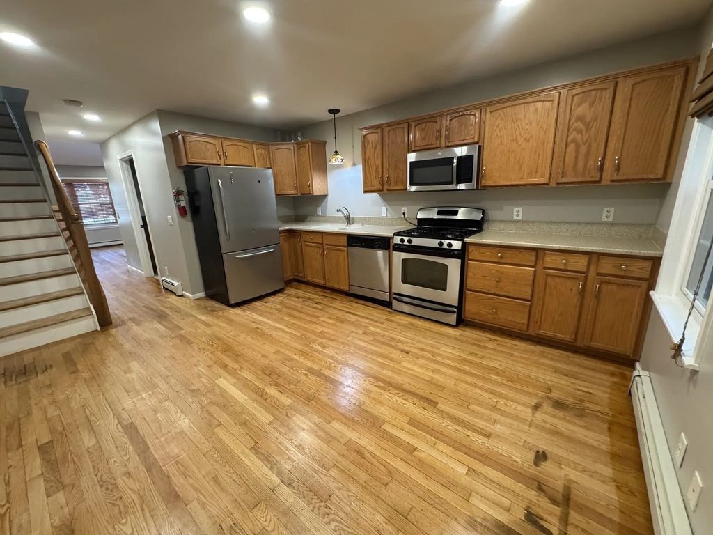 86 Beacon St #86, Chelsea