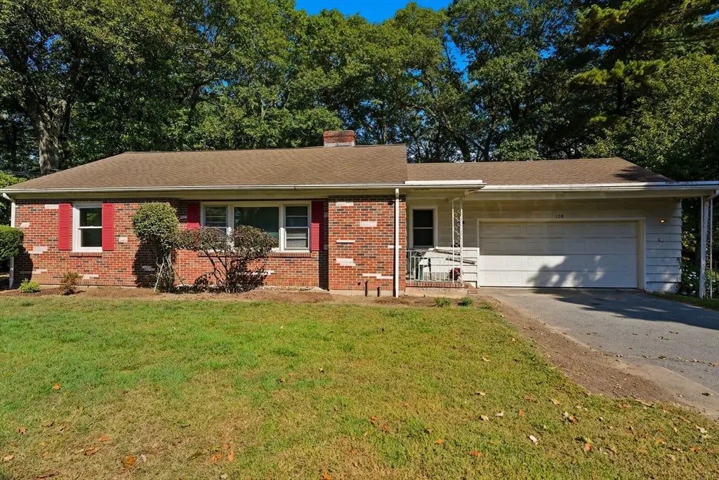128 Warren Rd, Framingham