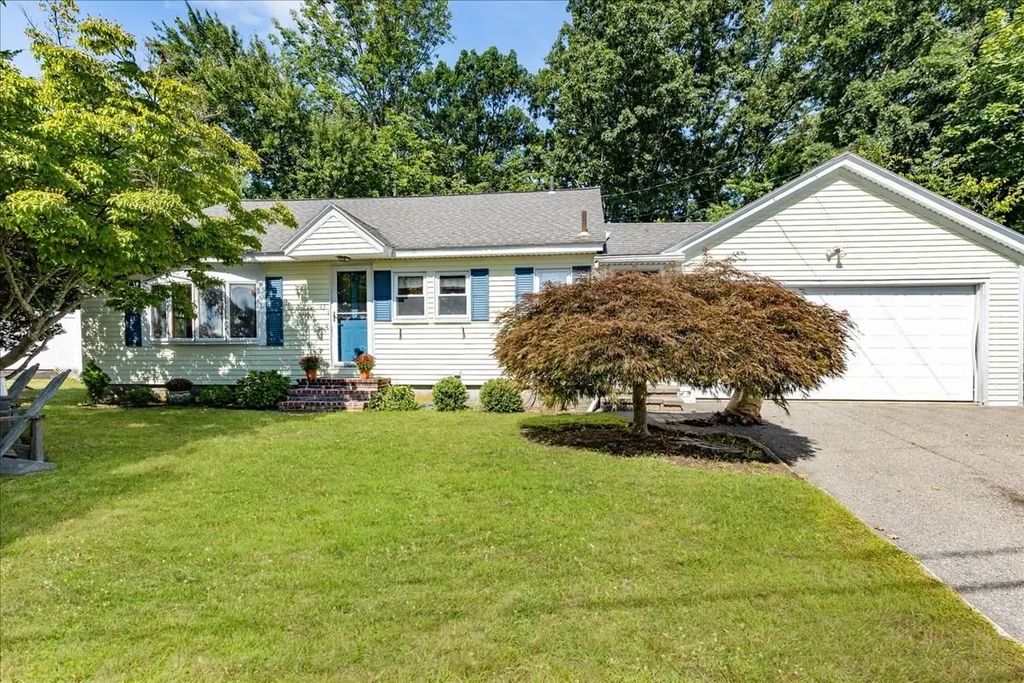 43 Crestwood Cir, Lawrence