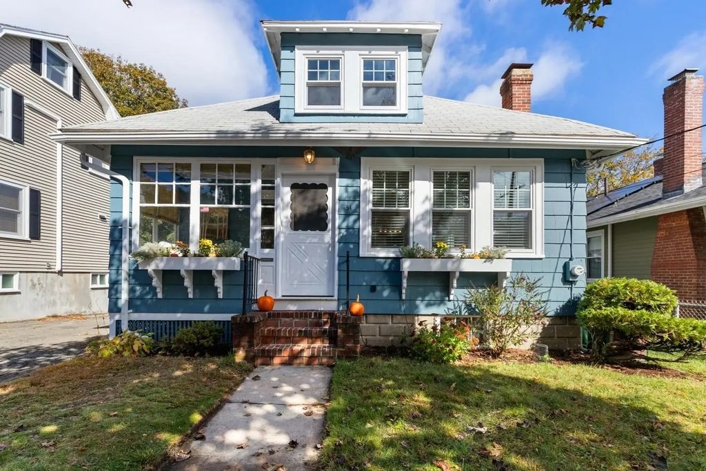 51 Sherwood Rd, Medford