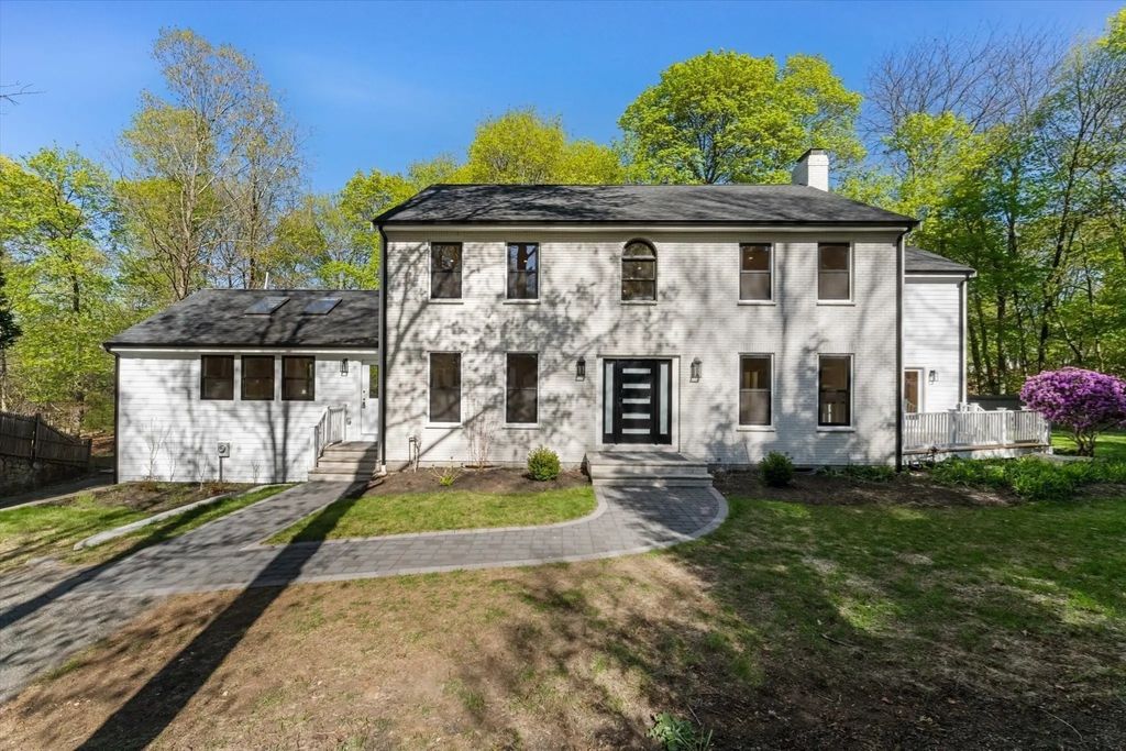 7 Garden Rd, Wellesley