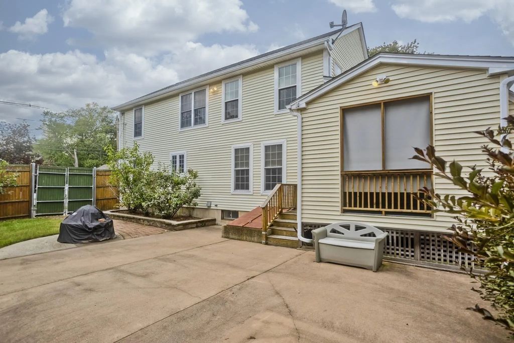 76 Somers Road, East Longmeadow