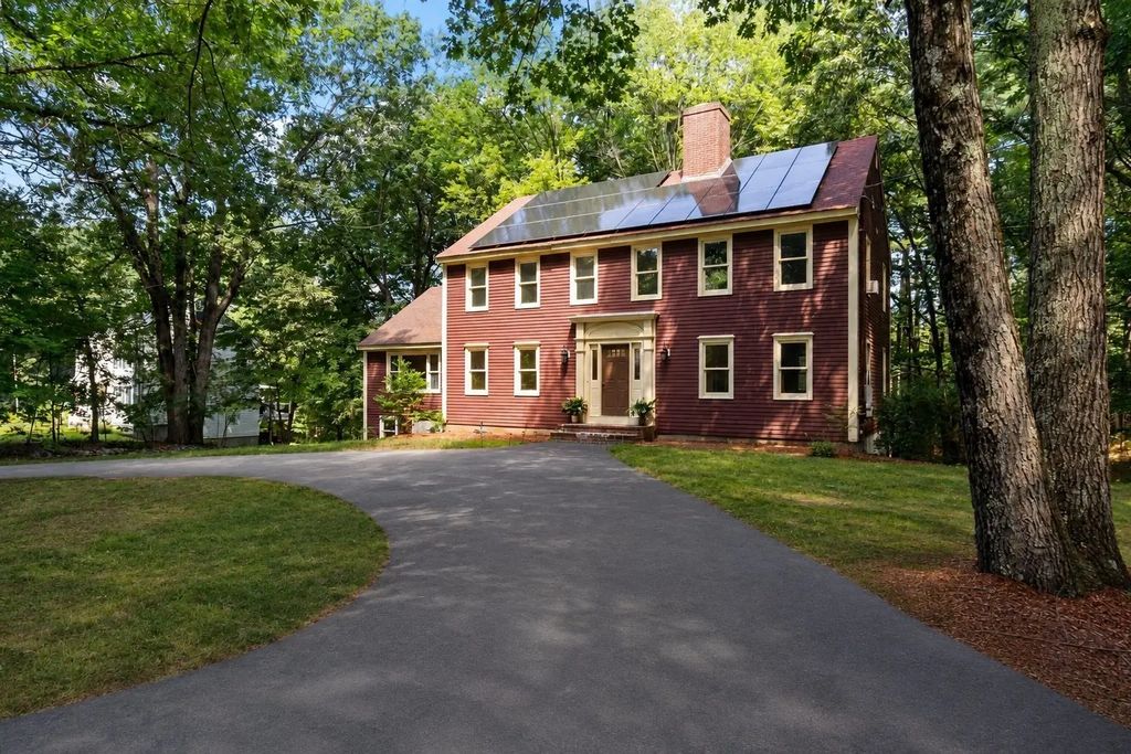 75 Elmwood Rd, Lunenburg