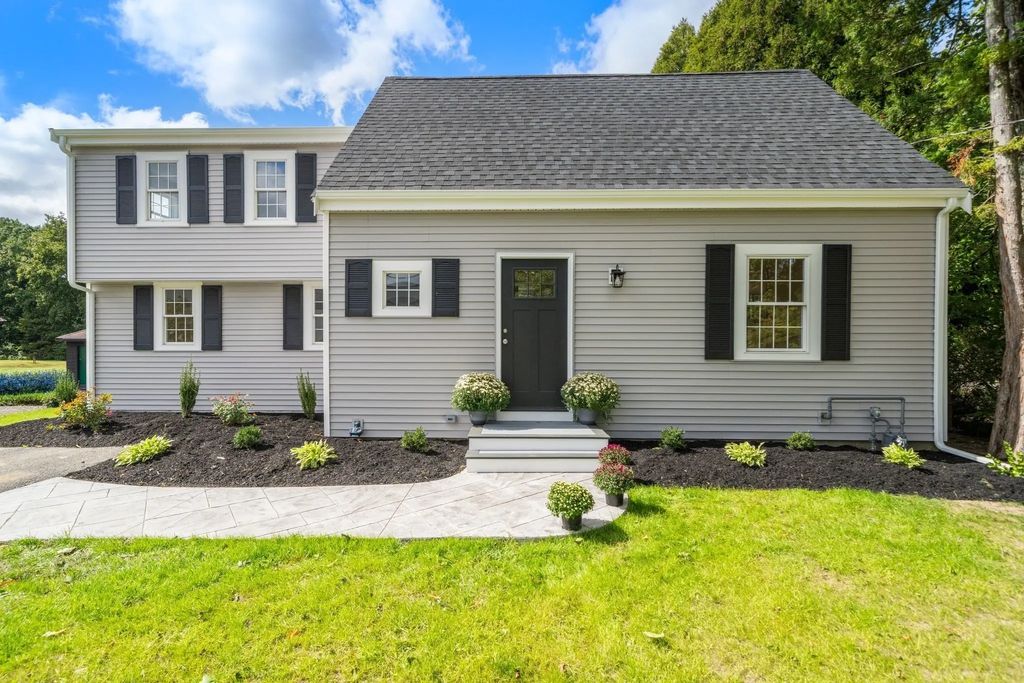 547 Turnpike St, Easton
