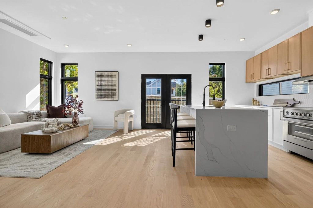 15 Clyde St #r, Somerville