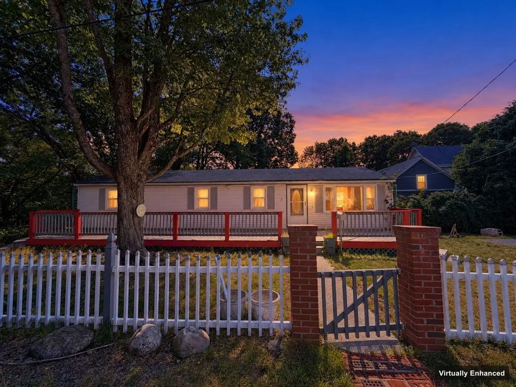 7 Upton St, Fitchburg