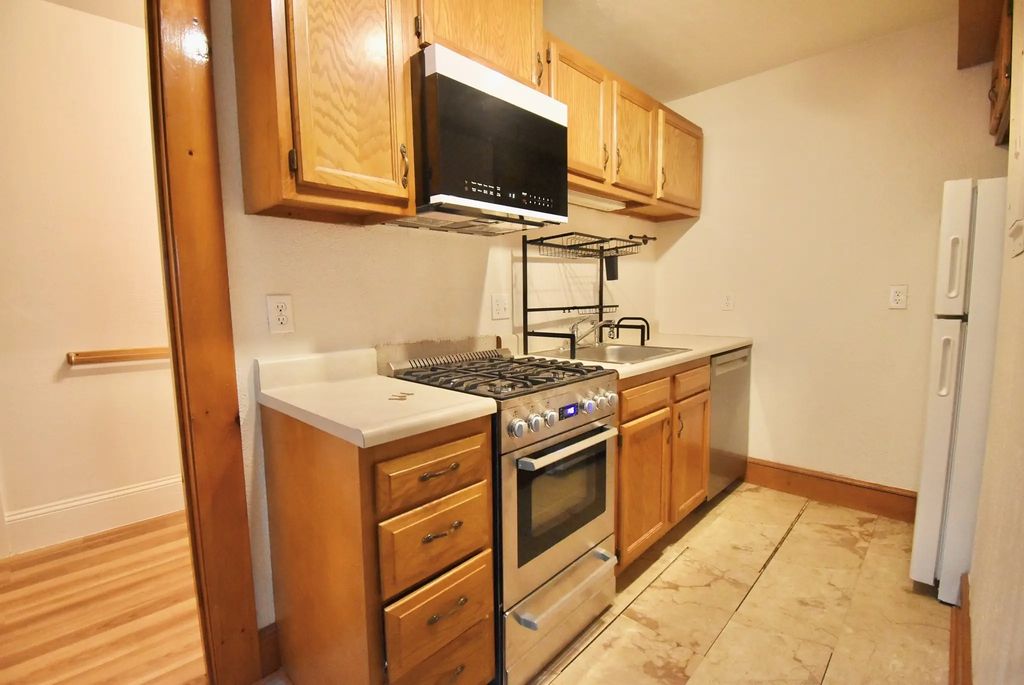 37 Railroad Ave #8, Beverly