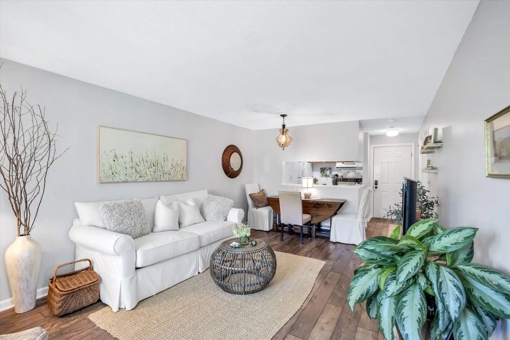 101 Fletcher Ln #i, Brewster