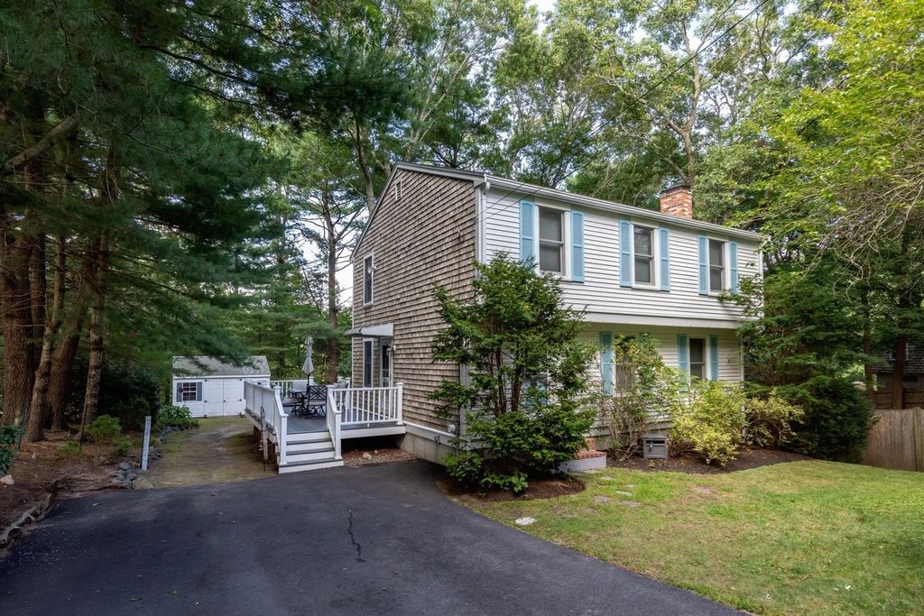 11 Lantern Ln, Plymouth