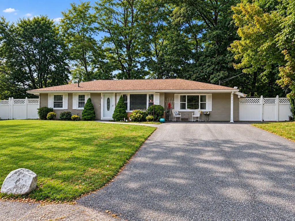 52 Dodge Rd, Brockton
