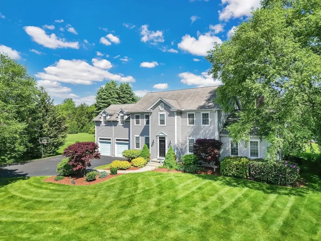 15 Crestview Dr, Deerfield