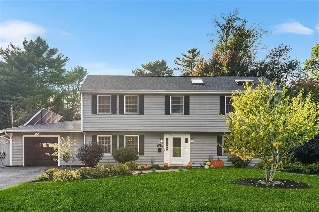 14 Francine Rd, Framingham