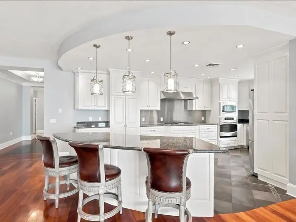 1 Longbeach Ave #101, Hull