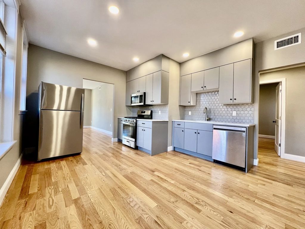 1914 Beacon St #2, Boston