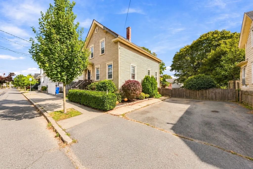 326 Cedar St, New Bedford