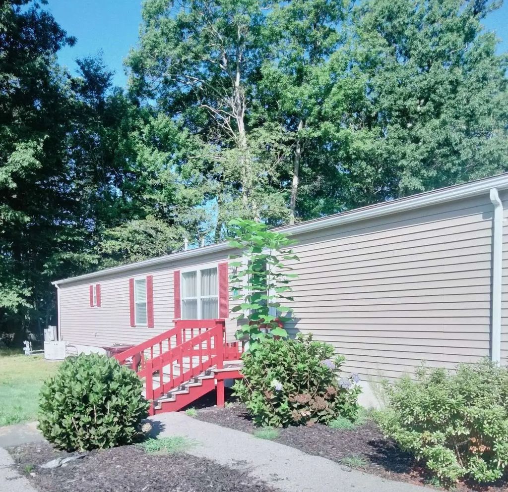 16 Hemlock Street, Rockland
