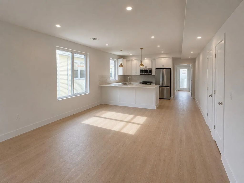 53 Burrell #2, Bolton
