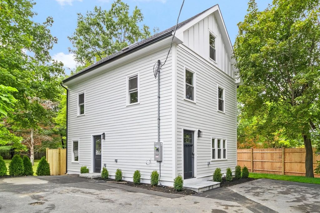 22 Belknap Court, Concord