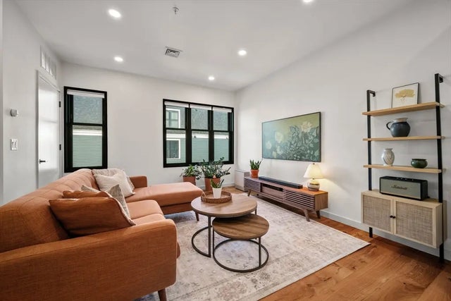 211 Condor St #7, Boston