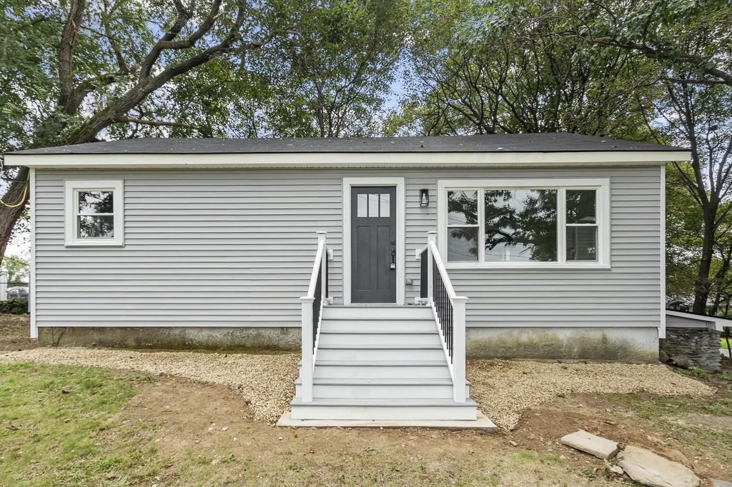 186 Pleasant St, Lunenburg